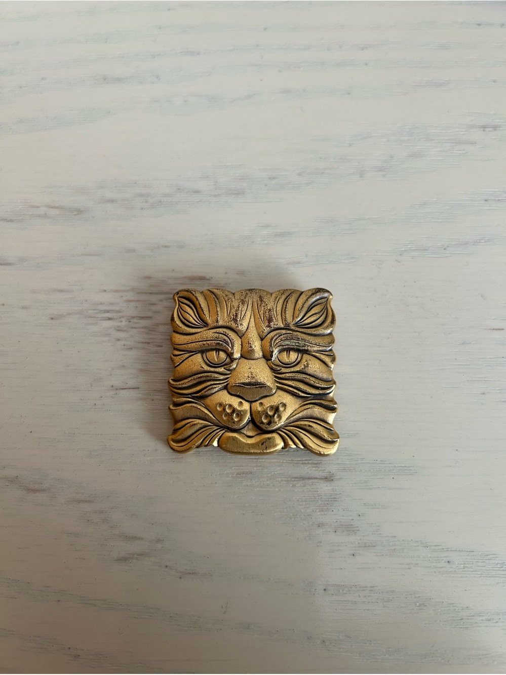 Lion brooch pin